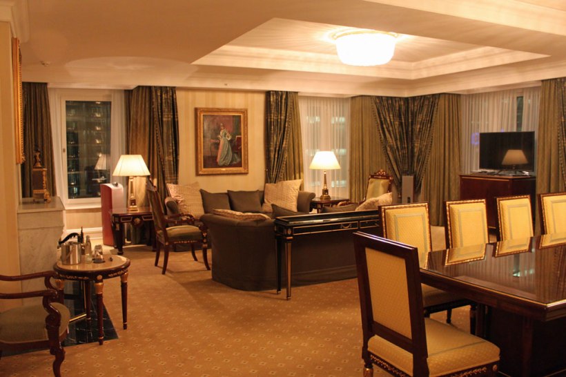 Wohnzimmer der Ritz-Carlton Suite (Foto: S. Ritter)